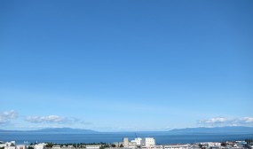 医局の窓からはむつ湾を一望できます。向こうに見える陸地は、向かって右側が下北半島、左側が津軽半島で、その間が津軽海峡です。
