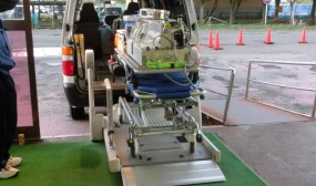 新生児搬送用保育器のヘリポートまでの搬送車に載せてシュミレーションしているところです。向かって右奥がヘリポートになります。
