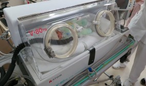 八戸市民病院のNICUでは1500gぐらいの赤ちゃんの人形が待っていました。