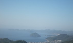 もうすぐ着陸です。浅虫温泉街と湯島が見えます。今日は飛行船が飛んでいて、行きのフライトの頃には十和田周辺を飛んでいました。